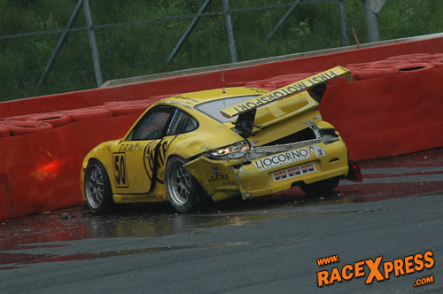 Ook de First Motorsport Porsche was het slachtoffer van het weer